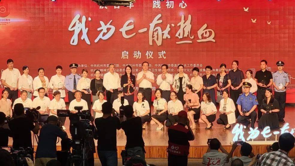 “钢琴大叔”从工地到街头到春晚，这是奋斗者最美的礼赞